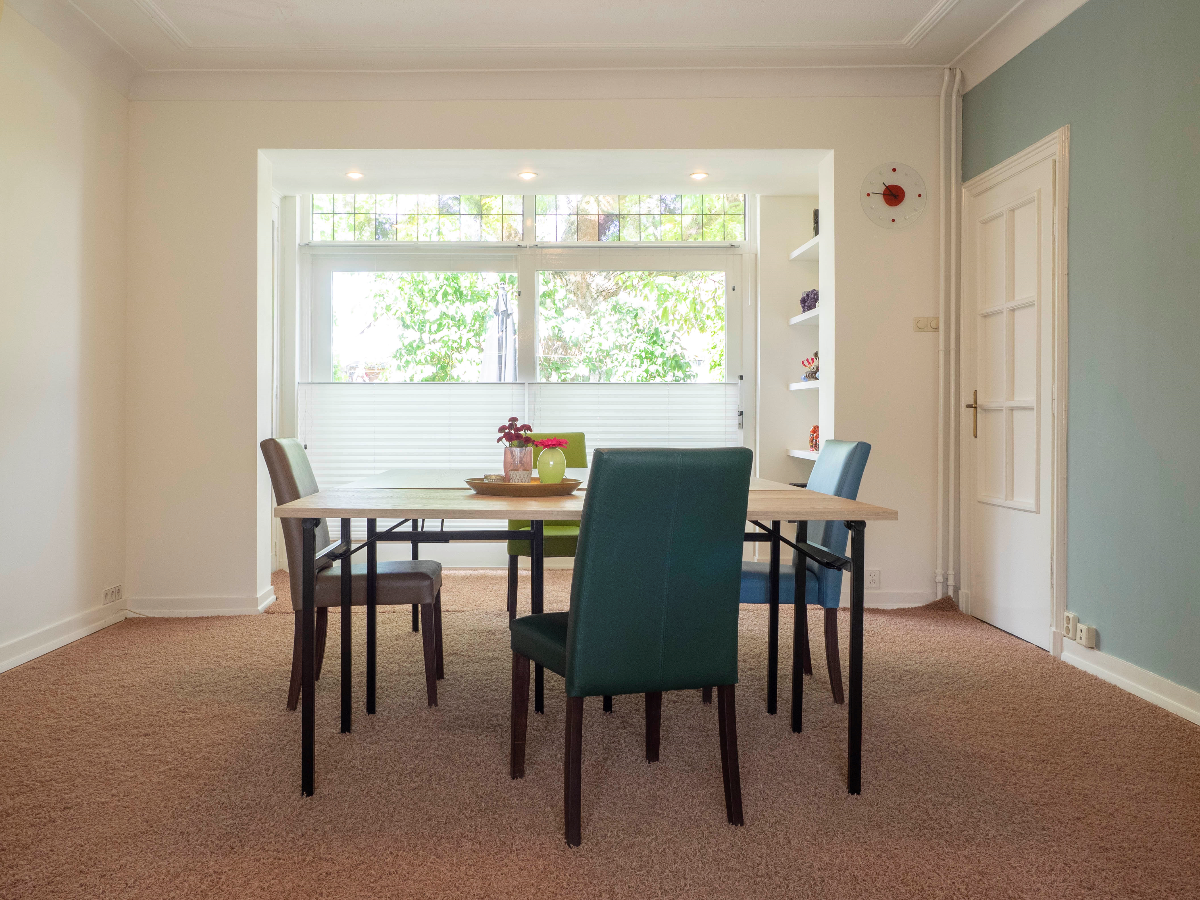 Tuink 1 tafel 4 stoel.jpg