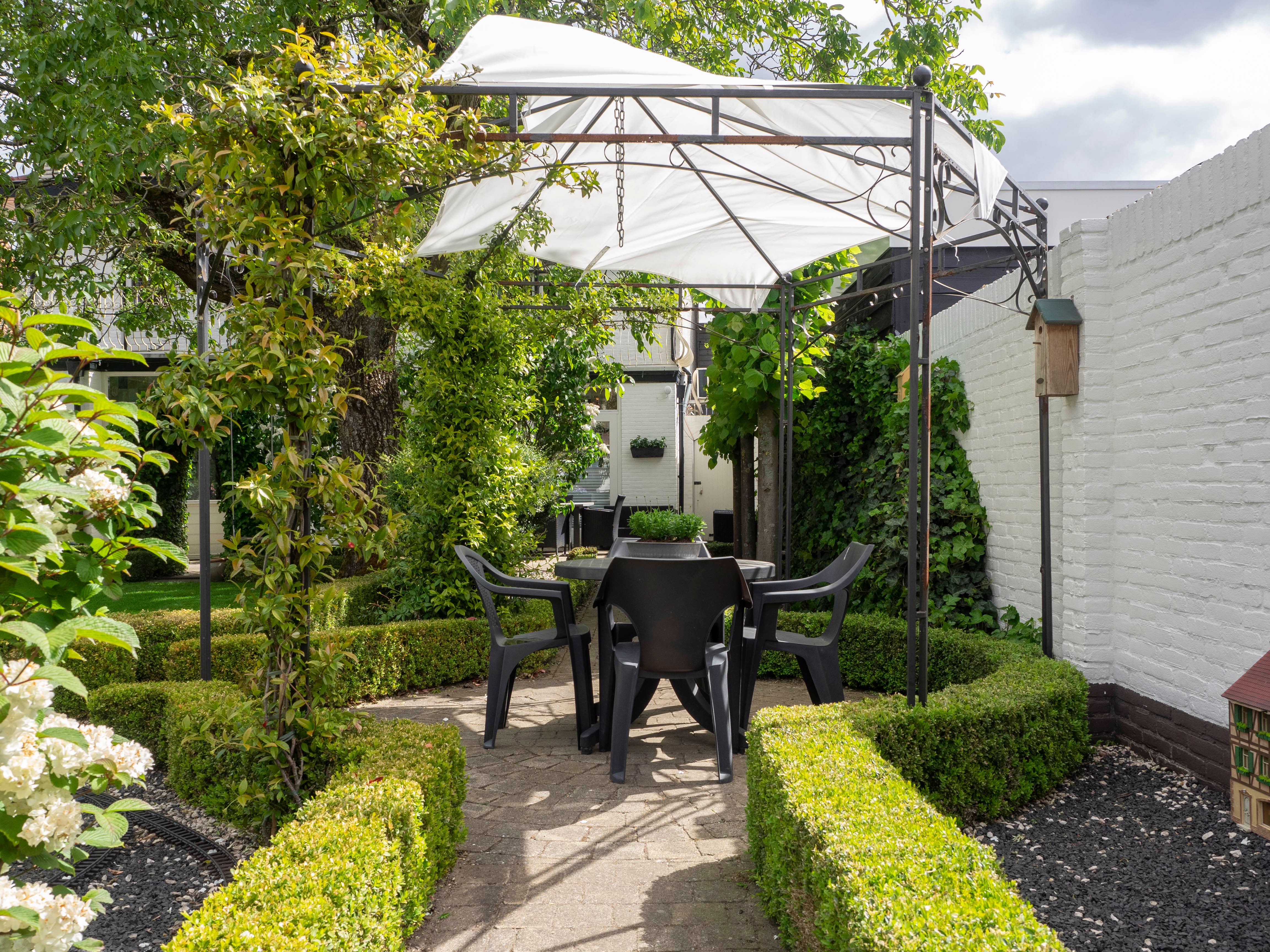 Tuin met zitjes.jpg