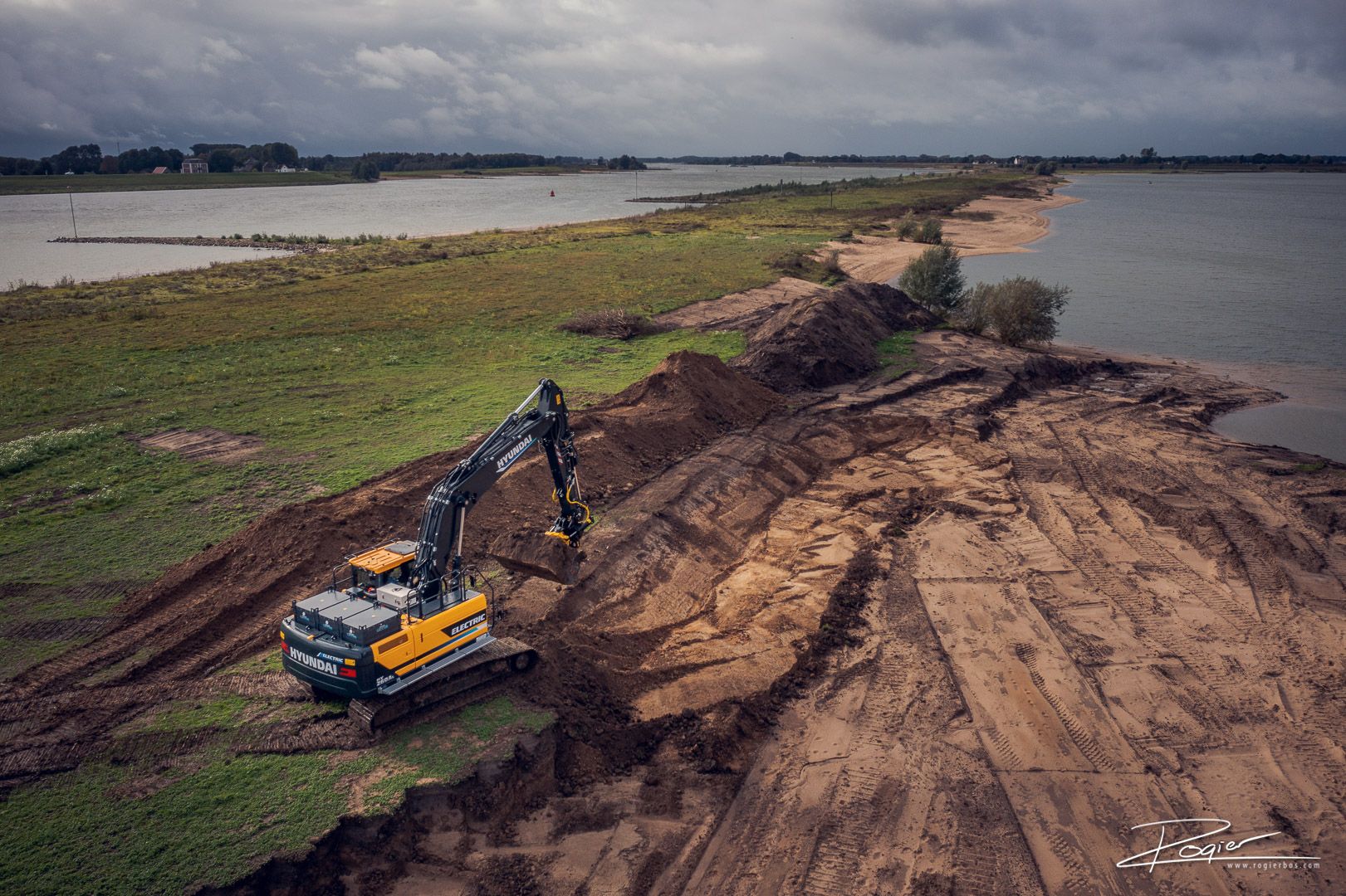 Industrieel - electrische graafmachine bij de rivier.jpg