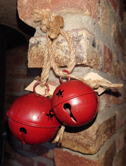 Rode metalen kerstbal aan touw   6 cm doorsnee