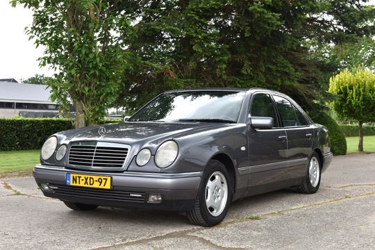 Mercedes Benz E230 Elegance grijs bj. 1996